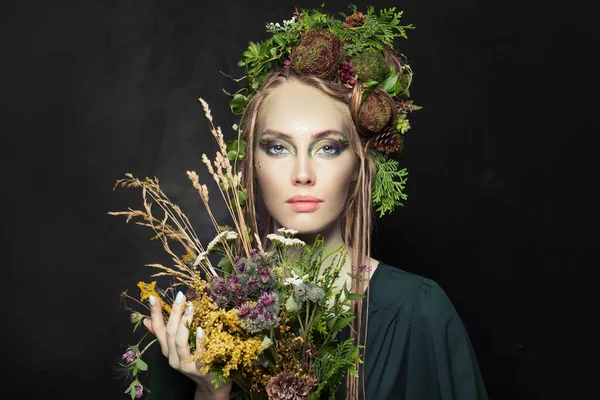 Mulher Ninfa Com Flores Silvestres Fundo Preto — Fotografia de Stock