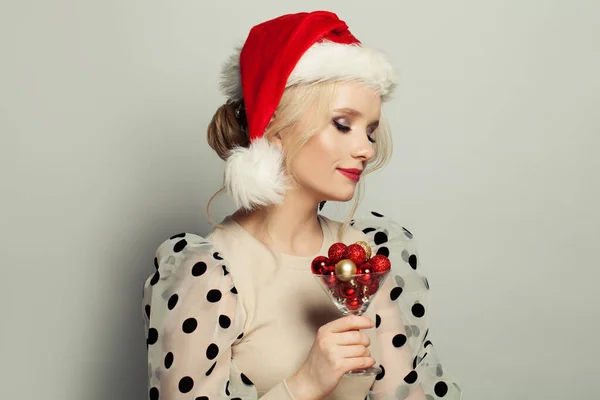 Hezká Žena Santa Něco Přeje Vánoční Svátky Novoroční Party Portrét — Stock fotografie
