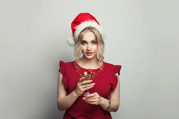 Santa Mulher Com Decorações Natal Fundo Branco Férias Natal Retrato — Fotografia de Stock