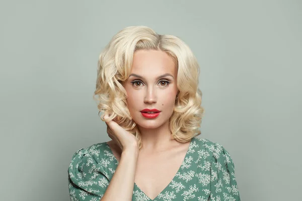 Aantrekkelijke Vrouw Met Blond Haar Modieuze Make — Stockfoto