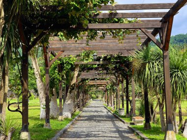 Ahşap saraylar ve boş kaldırımlı yollar.