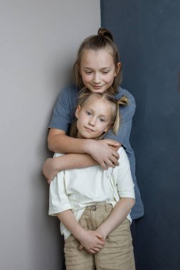 Güzel küçük kız ve oğlan içeride oynuyorlar. Tatlı çocuklar birlikte.