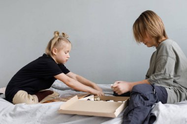 Şirin çocuklar evde satranç oynamaya hazırlar.