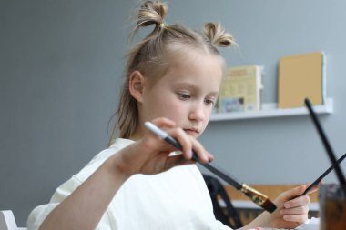 Evde fırçası olan çekici bir çocuk. Çocuk resmi 