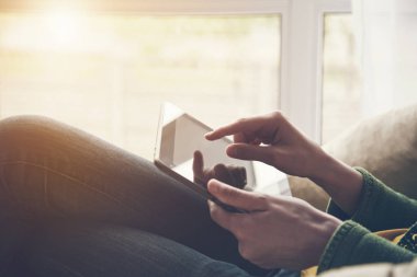 Dijital tablet pc kullanarak koltukta oturan kadın