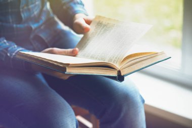 Kitap okuma sandalyede oturan adamın kısmi görünümü
