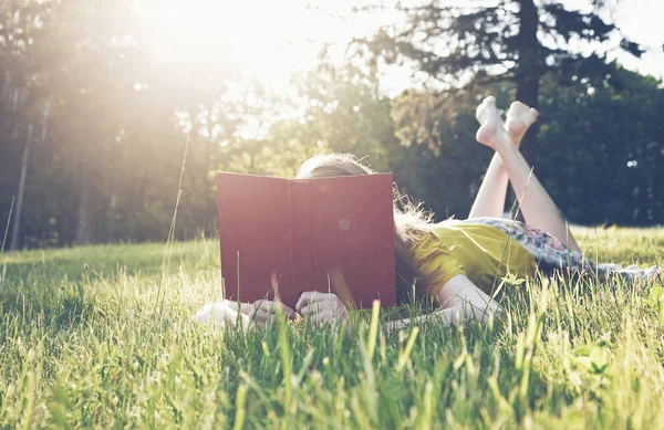 Menina Livro Leitura Grama Quente Verão — Fotografia de Stock