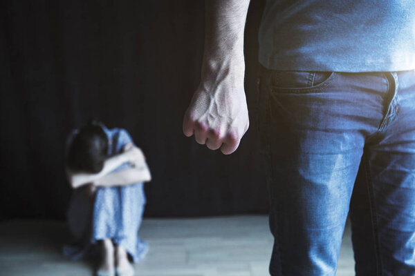 Испуганная женщина защищает от мужской агрессии
.