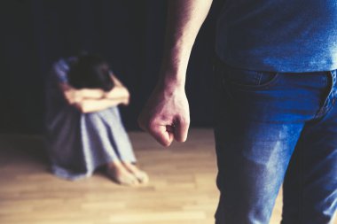 Korkmuş kadın korunmaya saldırganlık mans. Aile içi şiddet kavramı