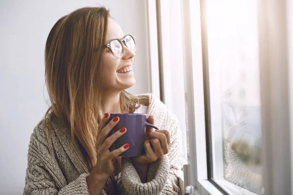 Hübsches Mädchen Trinkt Kaffee Der Morgensonne Fenster — Stockfoto
