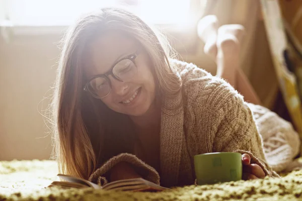 Bella Ragazza Lettura Libro Con Caffè Sdraiato Letto — Foto Stock