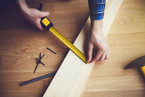 測定テープ木材での作業男性の手のクローズ アップ — ストック写真