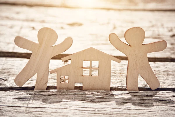 Pequenos Homens Madeira Casa Fundo Natural Símbolo Construção Família Conceito — Fotografia de Stock