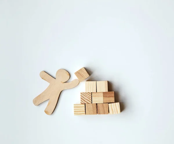 Malý Dřevěný Muž Uvedení Blok Vrcholu Hory Jako Symbol Úspěch — Stock fotografie