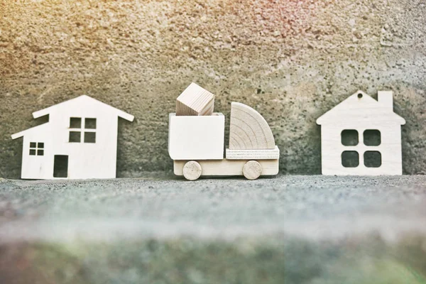 Ξύλινο Μοντέλο Φορτηγό Φορτίου Παρέχοντας Κουτί Στο Σπίτι Ναυτιλία Και — Φωτογραφία Αρχείου
