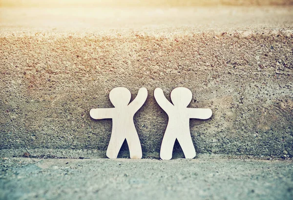 Houten Mannetjes Met Opgeheven Handen Symbool Voor Vriendschap Liefde Teamwork — Stockfoto