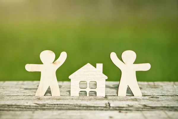 Pequenos Homens Madeira Casa Fundo Natural Símbolo Construção Família Conceito — Fotografia de Stock