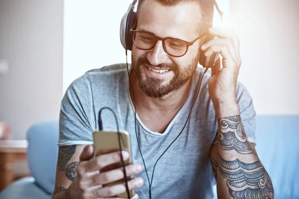 Glimlachende Man Luisteren Naar Muziek Met Hoofdtelefoons Slimme Telefoon — Stockfoto