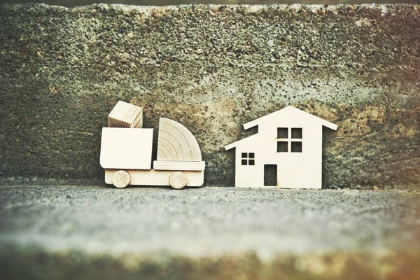 Ξύλινο Μοντέλο Φορτηγό Φορτίου Παρέχοντας Κουτί Στο Σπίτι — Φωτογραφία Αρχείου