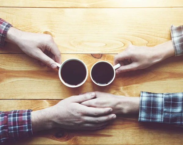 Handen Van Paar Met Twee Kopjes Koffie Houten Tafel Verhoogde — Stockfoto