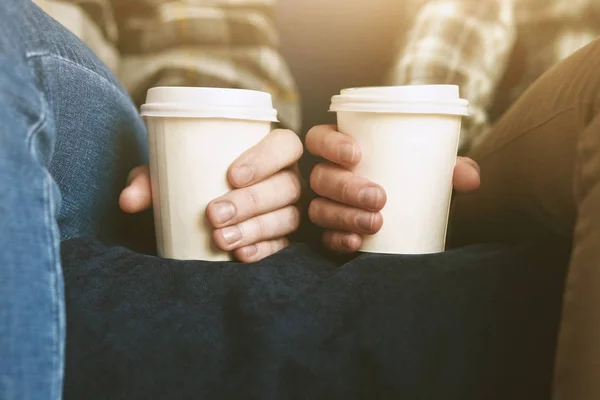 Пара Клетчатых Рубашках Двумя Белыми Бумажными Чашками Утреннего Кофе — стоковое фото