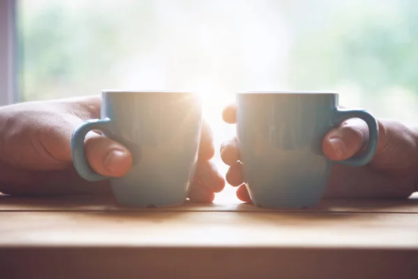 Echtpaar Met Twee Kopjes Koffie Sunrise Licht — Stockfoto