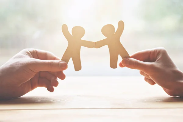 Paar Bedrijf Handen Van Houten Speelgoed Mannen Als Symbool Van — Stockfoto