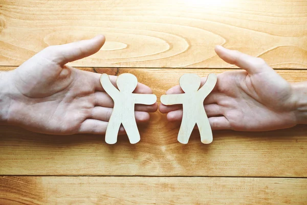 Casal Segurando Mãos Homens Brinquedo Madeira Como Símbolo Amor Amizade — Fotografia de Stock