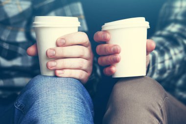 İki beyaz kağıt bardak ile ekose gömlekler içinde birkaç sabah kahvesi