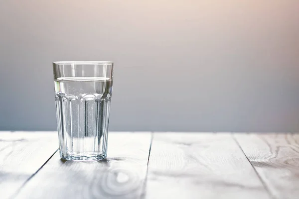 Glas Rent Vatten Neutral Bakgrund Med Kopia Utrymme — Stockfoto