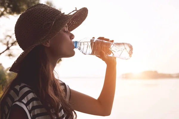 Kvinna Dricksvatten Sommar Morgonsol — Stockfoto