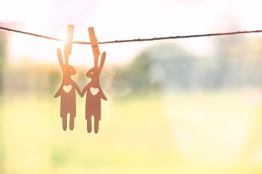 PIN iple asılı aşık ahşap tavşan sevimli birkaç. Aşk ve romantizm sembolü