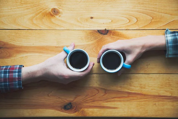 Manos Pareja Con Dos Tazas Café Mañana Mesa Madera Vista — Foto de Stock