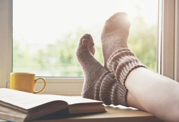 Mujer Descansando Mantener Las Piernas Calcetines Calientes Mesa Con Café —  Fotos de Stock