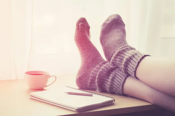 Mujer Descansando Manteniendo Las Piernas Calcetines Calientes Mesa Con Café —  Fotos de Stock