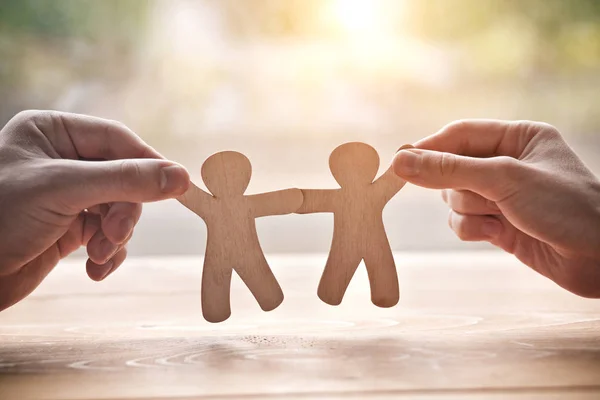 Casal Segurando Mãos Homens Brinquedo Madeira Como Símbolo Amor Amizade — Fotografia de Stock