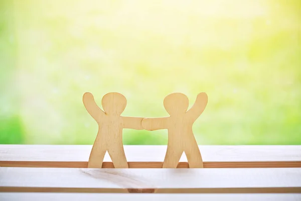 Dřevěné Malí Mužíčci Drželi Ruce Symbol Přátelství Lásku Týmová Práce — Stock fotografie