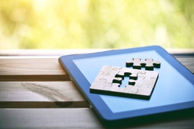 Tablet bilgisayar ile ahşap parçalı bulmaca. Sorunlar ve görevler bilgisayar yardımı ile çözme kavramı