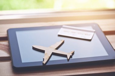 Kredi kartı ve tablet bilgisayar ile uçak sembolü. Online bilet rezervasyon kavramı