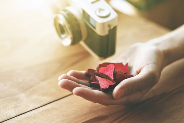 Main Avec Des Cœurs Comme Symbole Dans Les Médias Sociaux — Photo