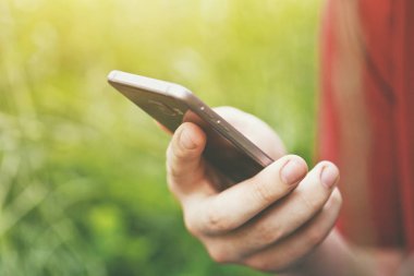 Parmağınızla ekrana dokunmak akıllı telefon kullanarak ele