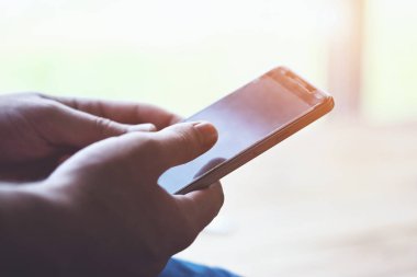 Akıllı telefon dokunmak kullanarak el parmakları ile ekran