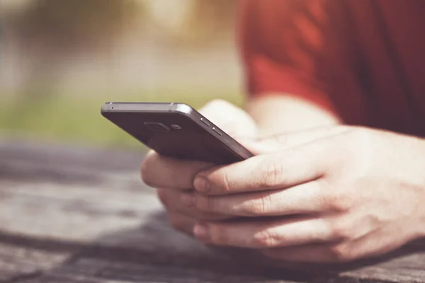 Händer Använder Smart Telefon Vidrör Skärmen Med Fingrar — Stockfoto