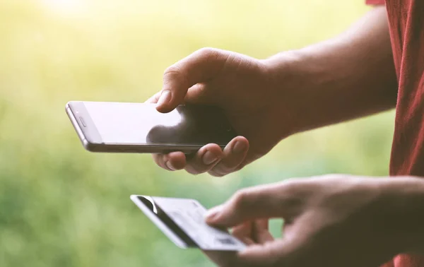Руки Тримають Кредитну Картку Використовують Смартфон Інтернет Покупки — стокове фото