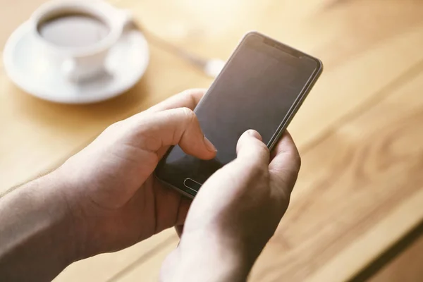 Händer Använder Smart Telefon Vidrör Skärmen Med Fingrar — Stockfoto