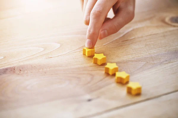 Hand Gibt Fünf Sterne Als Produkt Feedback — Stockfoto