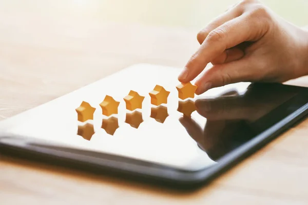 Hand Gibt Fünf Sterne Als Produkt Feedback Mit Tablet Computer — Stockfoto