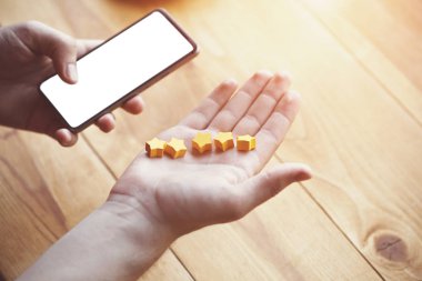 beş yıldız ürün geribildirim ile smartphone olarak puan veren el
