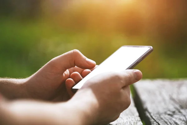 Männerhände Mit Smartphone Und Touchscreen Mit Fingern — Stockfoto