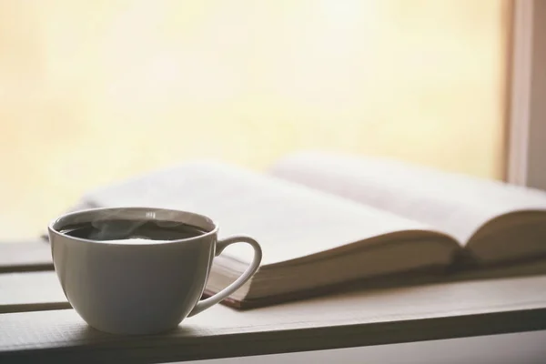 Sabah Güneşinde Sıcak Kahve Kitap — Stok fotoğraf